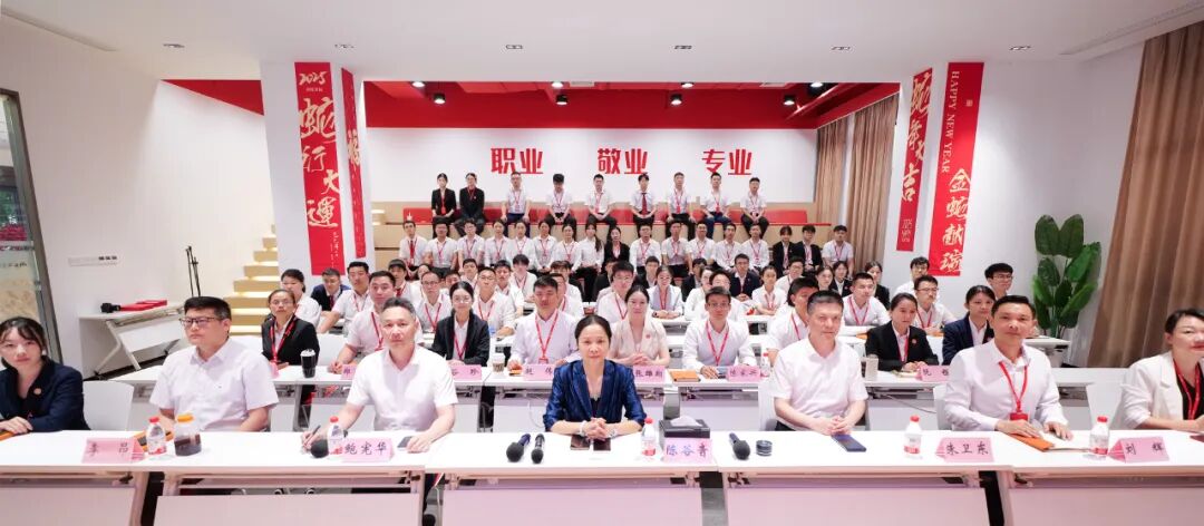 上海东方龙商务集团召开冲锋三季度总结表彰暨“大干100天”竞赛动员会